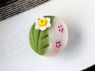 2月のお菓子は「早春の庭」です。紅梅と水仙の2種の花をひとつのお菓子に表現します!