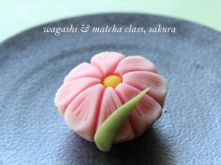 ひとつ目の和菓子は、練り切りで作る「秋桜」です。