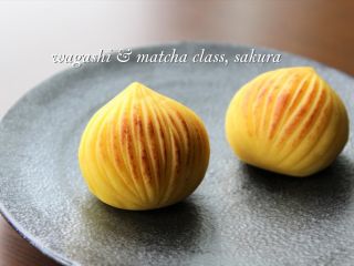 練り切りで作る「焼き栗」です。栗のペーストがたっぷり入った美味しいあんを包みます(*^^)v 秋の味覚を存分に味わってくださいね♪