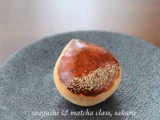 秋のお菓子「栗まんじゅう」。可愛い栗の形に焼き上げます!たっぷりの栗とサクサクの外側がたまりません〜!(^^)!