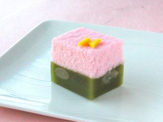 美しい「れんげの里」 抹茶羊羹と軽羹を合わせたお菓子です。