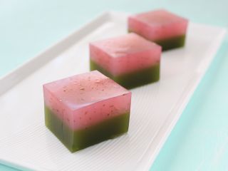 美しい2層のお菓子「吉野山」。くず粉を使ったプニュプニュ感が美味しいお菓子です!抹茶味&桜味