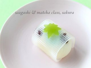 涼し気なお菓子「清流」です。中はおもち、外側は寒天のお菓子です!