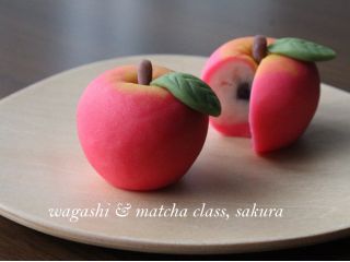 練り切りで作る「姫りんご」です。可愛いりんごの形の中身は、美味しいりんごの蜜煮いりのあん!切ってもりんごそっくり!の秋の和菓子です(*^^)v