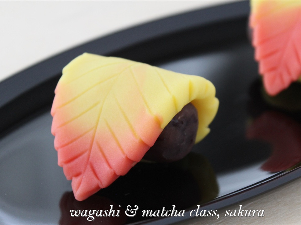 11月の練り切り「落ち葉」 グラデーションの美しい落ち葉を表現してくださいね!