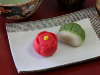 12月のお菓子2種です。「紅梅」ゆずあん&「松」こしあん 冷凍できるのでお正月にゆっくり召し上がれますよ!