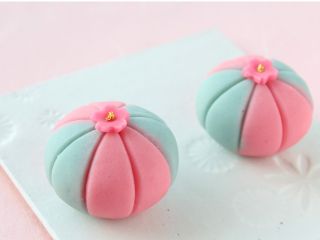 2月の練り切り「ぼんぼり」 可愛い2色のぼんぼりを♪