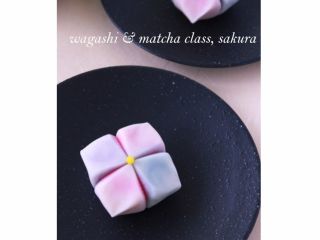 6月の練り切り「よひら」 白い生地の下から透けて見えるカラフルなあじさいの色が可愛いお菓子です!