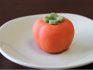 10月の練り切り「柿の実」です。ほんものの柿のように作ってみましょう!