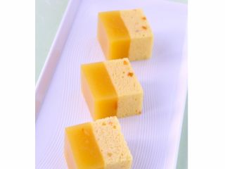 「面影草」 "山吹"の別名のお菓子です。オレンジを加えた"浮島"という蒸し菓子と"オレンジようかん"の流し合わせの和菓子です。