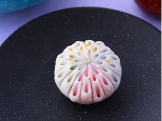 こちらは練り切りの「花火」。夜空に浮かぶ大輪の花火を美しい練り切りで!なかにはラズベリーあんを入れて!