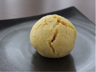 蒸し菓子「黄身しぐれ」 黄身を混ぜて作った生地でこしあんを包んで蒸すお菓子です。ほろほろ食感がおいしいですよ!