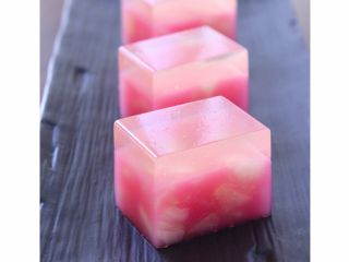「りんごの里」爽やかなりんごの蜜煮をたっぷり加えた羊羹に、りんごジュースを加えた錦玉かんを合わせます。