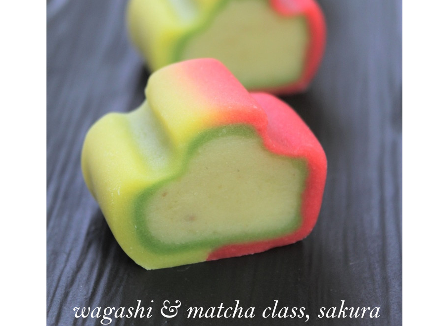 「秋の山」です。「こなし」というもっちりした生地で作ります。中には栗あんを入れて秋を満喫♪