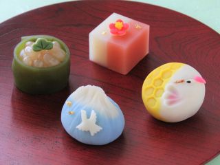 練り切り2種「初夢・鶴亀」、ようかん「梅の香」、鹿の子「松」を作ります♪中のあんもそれぞれに違うので、味の違いも楽しめますよ!