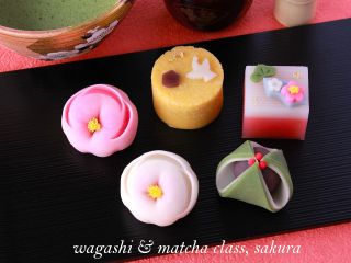 練り切り2種「紅白福梅・千両」、ようかん「扇」、黄身羽二重時雨「鶴亀」を作ります♪中のあんもそれぞれに違うので、味の違いも楽しめますよ!