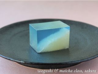 鮮やかな夏空色の錦玉かん&甘酒かん 酒粕を使用しますのでアルコールが残っています。