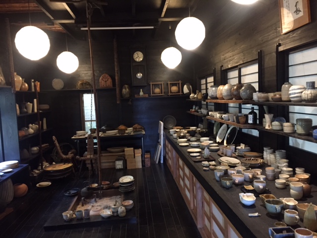 【電動ろくろ体験】たっぷり1,5kgの粘土で自由に作成可能♪作業着レンタルあり♪...