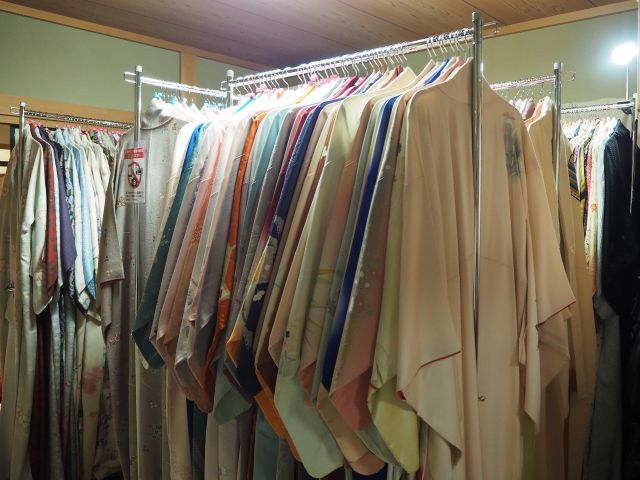 可愛い柄からシックな大人柄まで小紋300着以上準礼装250着以上の正絹きものをご用意してお待ちいたしております!