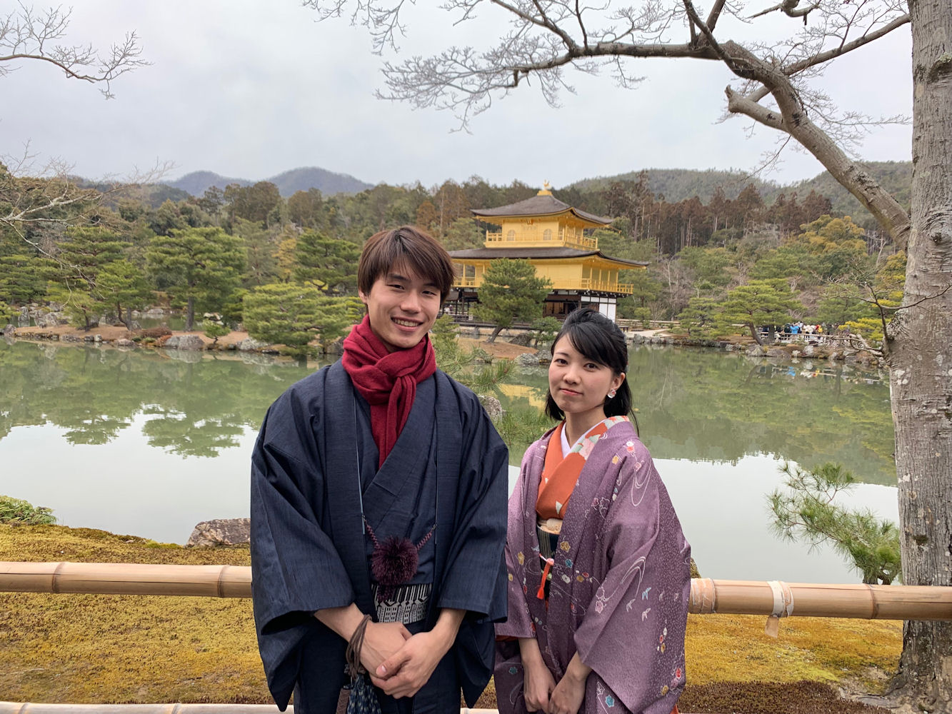 京都を代表する観光名所の金閣寺にて仲良く記念撮影♪