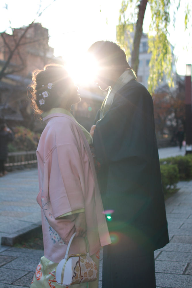 夕日を背に見詰め合う二人!素敵なシチュエーションをロマンチックに演出してみてはいかがですか!