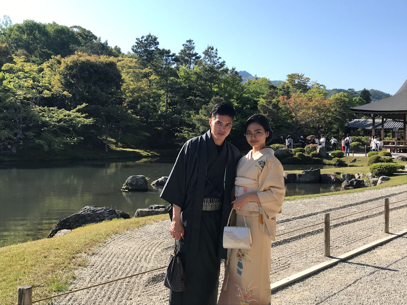 綺麗で優美な庭園巡りを着物姿で楽しんでみませんか?のんびりと二人の信頼を重ねていってください♪