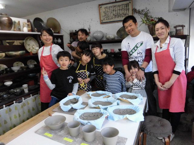 手前がロクロ体験、奥が手ひねり体験の作品ですよ。