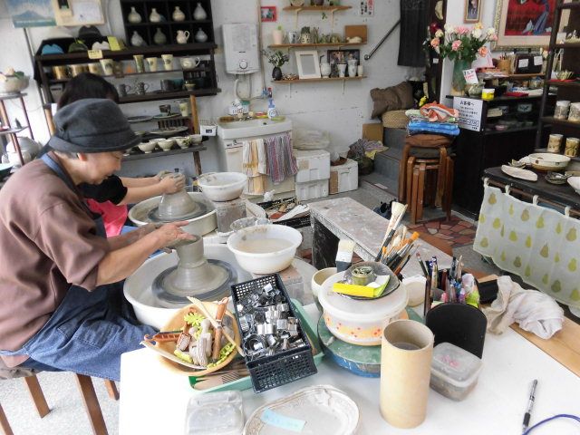 アットホームな雰囲気の中で陶芸体験できますよ。
