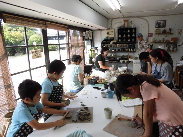 ロクロ体験、手ひねり体験、絵付け体験と3コースありますよ。各々お好きなコースを楽しんでネ!