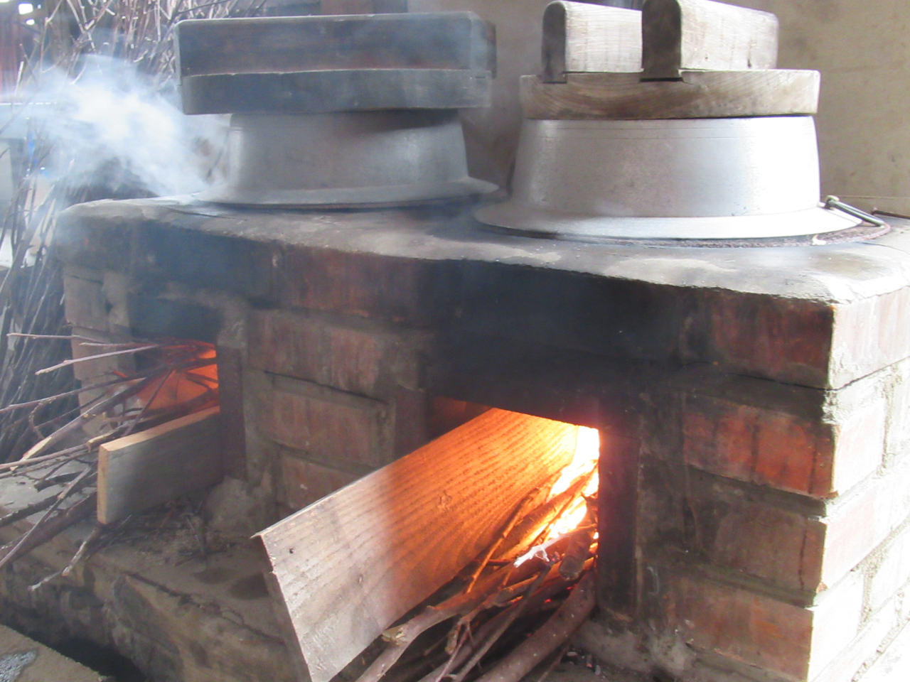 お湯は釜土で沸かしたおゆで蕎麦を打出ています。まろやかなうで上がりです。