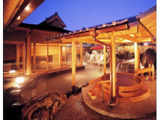 ライトアップされた庭園露天風呂外湯。まるで平安絵巻のような幻想的な空間。