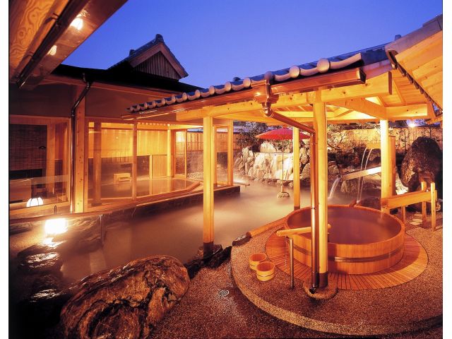 ライトアップされた庭園露天風呂外湯。まるで平安絵巻のような幻想的な空間。