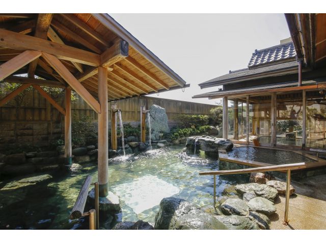 昼間の庭園露天風呂外湯。