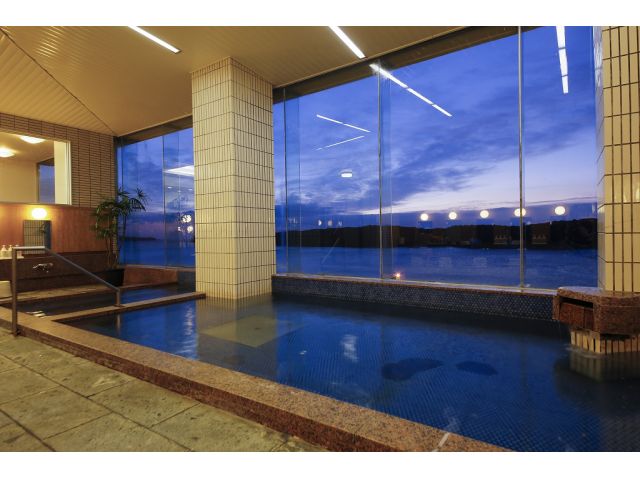 6階の展望浴場からは的矢湾が一望。
