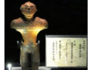 函館市縄文文化交流センター内にある、北海道唯一の国宝「中空土偶」です。