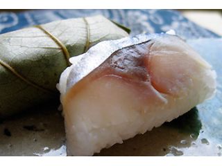 昔ながらの製法で、吉野本店の柿の葉寿司はふっくらとして美味しいとご好評いただいています