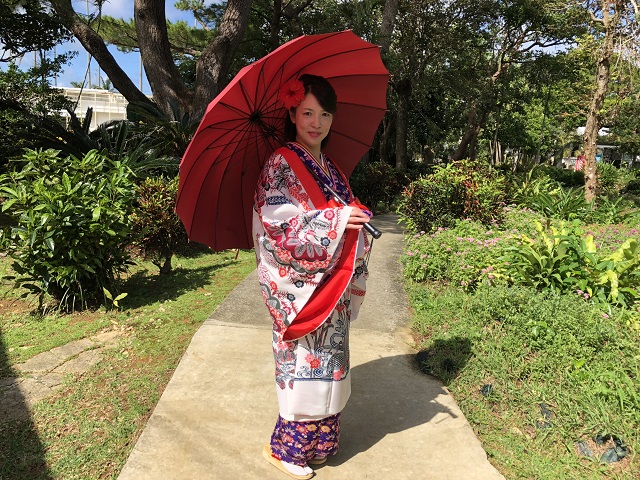 女ひとり旅 白地の打掛で清楚なイメージ