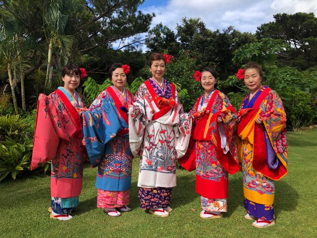 お友達皆でそれぞれの好きな色柄の衣装を選んで着付け撮影しました