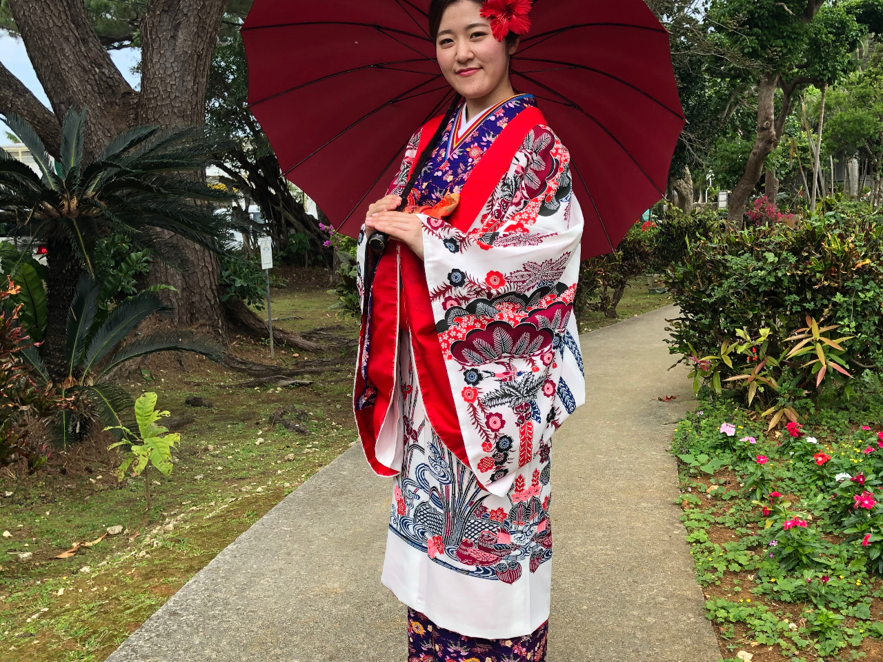 白地の打掛に赤の和傘がお似合いです。