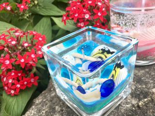 宮古島の貝殻やガラス細工を入れてイメージのデザインに仕上げます。