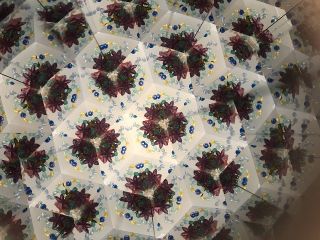 コロコロと降ったり転がしたりすると色んな模様になります。全く同じ形にはなりません。