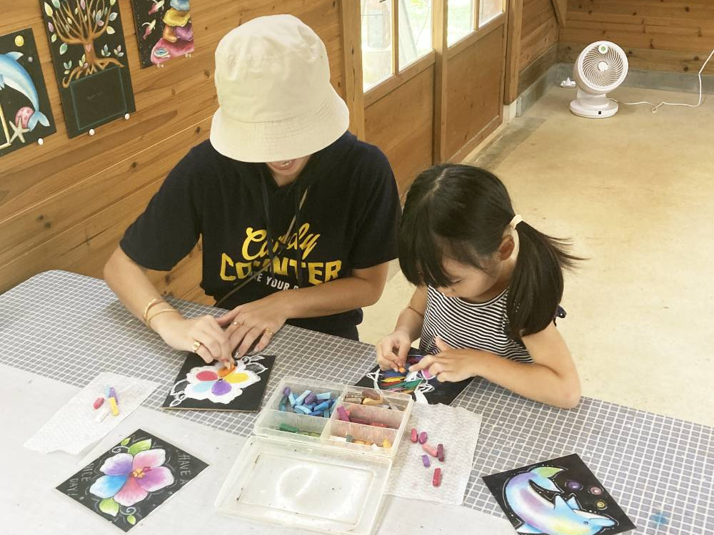 お母さんと一緒にぬりぬり。