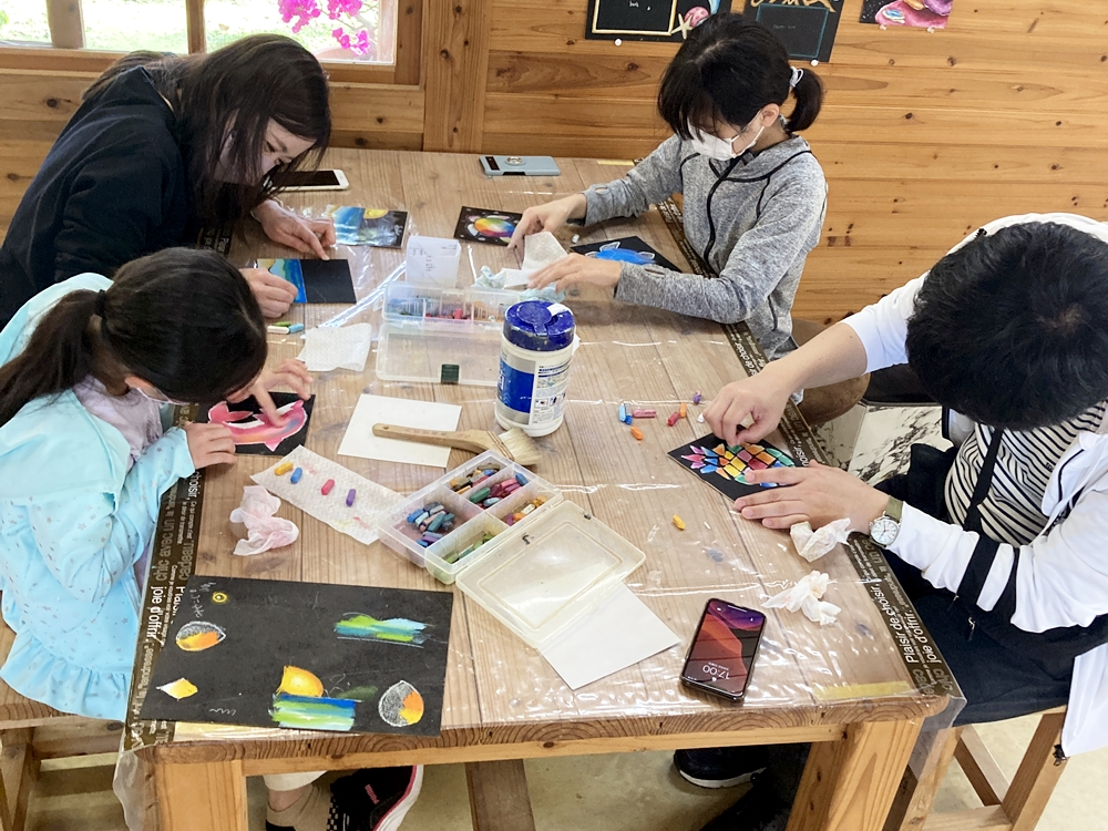 下書きがあるから、絵が苦手な人でも大丈夫!描き方は、講師が丁寧に指導しますので、ご安心ください。