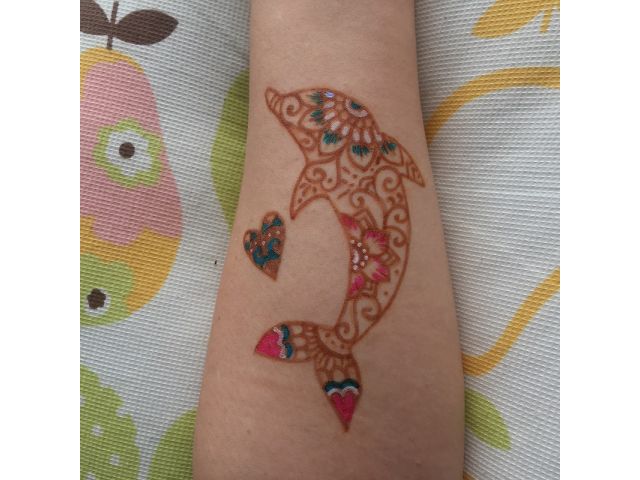 ボディペイントは、カラフルな色を入れることができます。