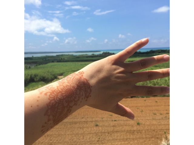 ヘナタトゥー。肌が綺麗に染まったところです。