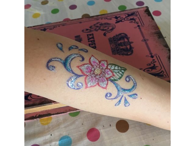 ボディペイントにオプションで、グリッターデザインも可能です。キラキラなボディペイントで夏を楽しみませんか?施術時の申込みでOKです。