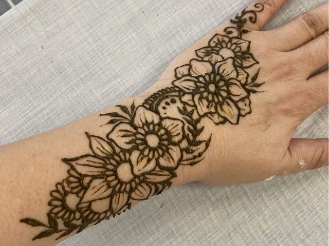 ヘナタトゥー。好きな場所に施術できます。(色が入りにくい場所もあります)※写真はヘナペーストをのせた状態です。