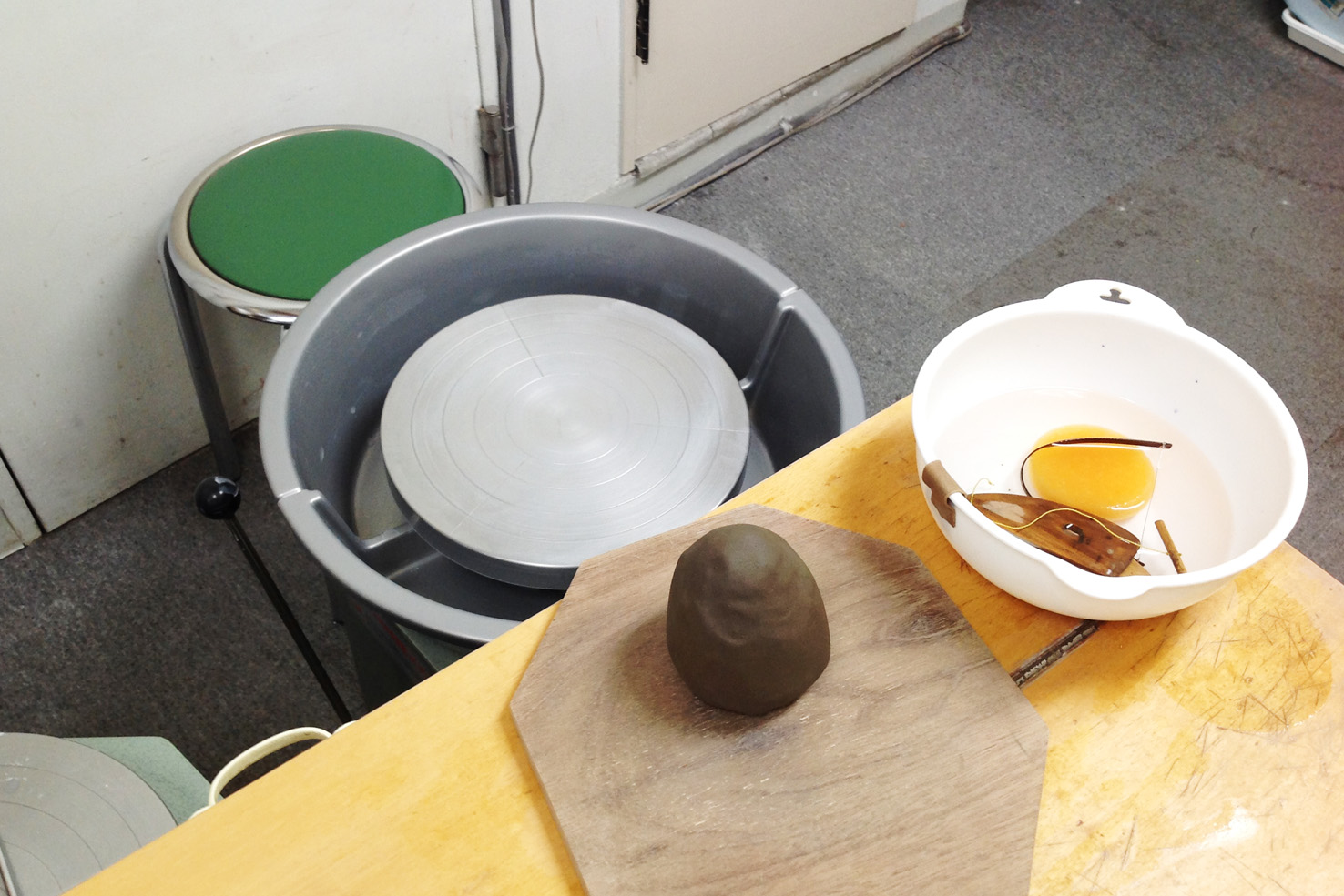 制作風景 1・ろくろ成形開始