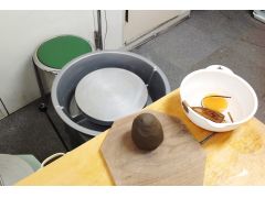 制作風景 1・ろくろ成形開始