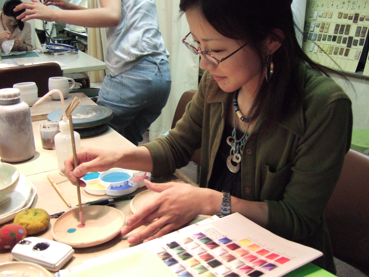 小皿に絵付けをしております。追加申し込みで可能です。